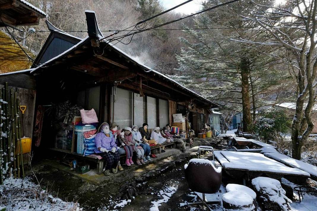 Bu köye gelenler gözlerine inanamıyor: Tüyler ürperten manzara! Hepsi yetişkin insan boyutlarında 13